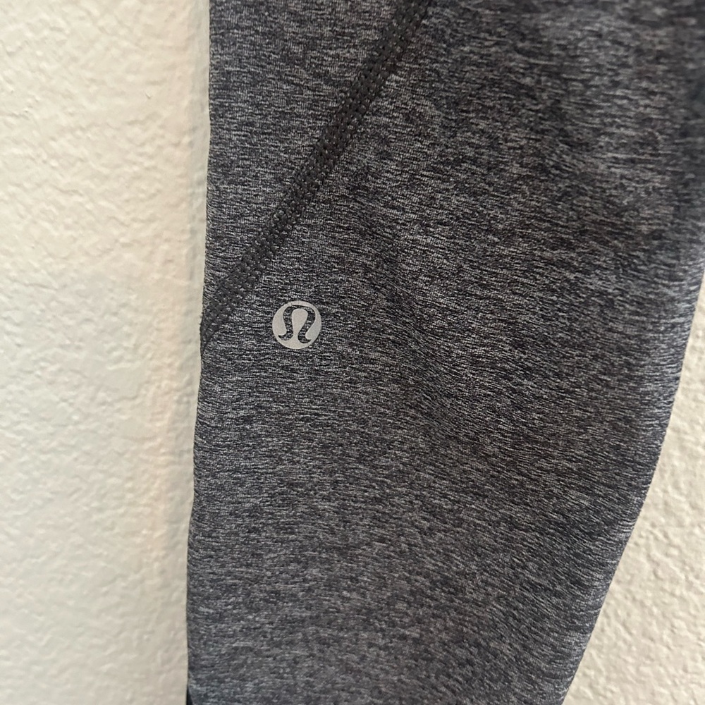 Lululemon Gray Teal Black Mesh Athleisure Leggings
Zip Pockets Size 4 - Picture 4 of 13